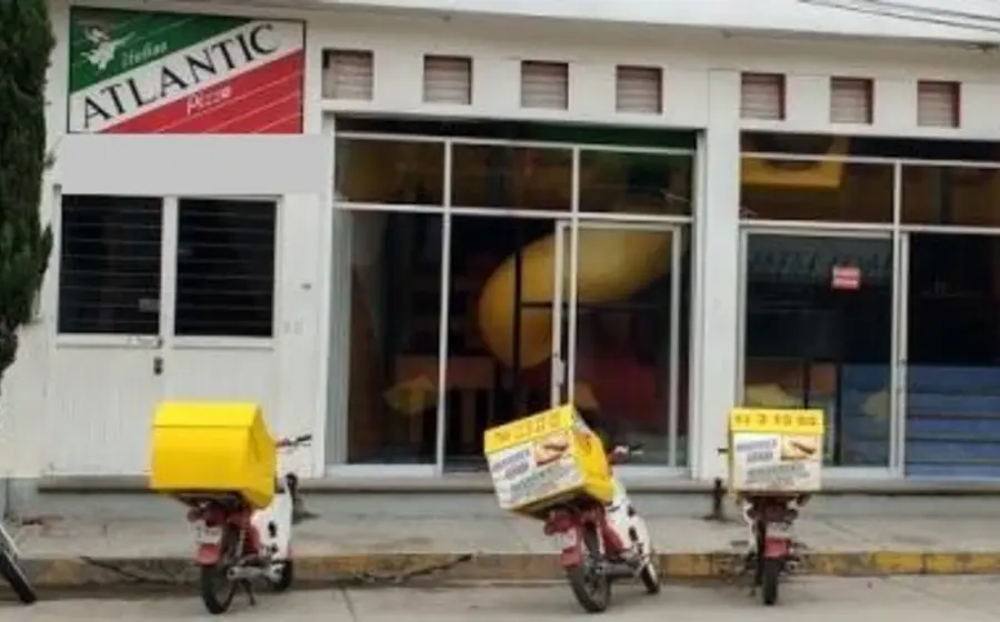 Motos afuera de pizzería