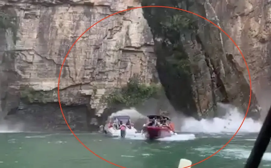 La tragedia ocurrió cuando una gran masa rocosa se desprendió de un barranco y cayó, perpendicular, encima de cuatro lanchas que paseaban por un lago.