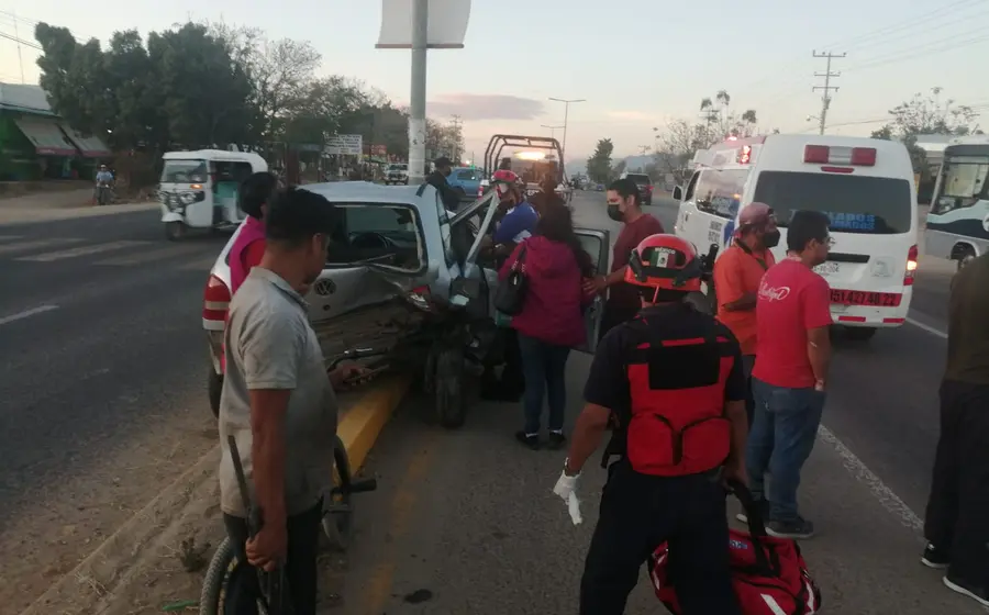 accidente-auto-ambulancia-paramedicos 