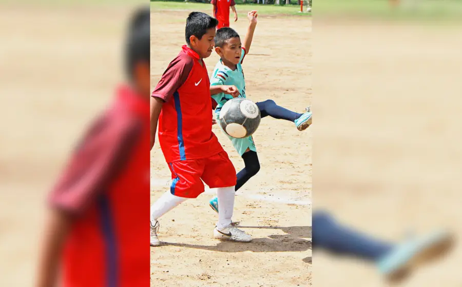 niños-jugando-futbol