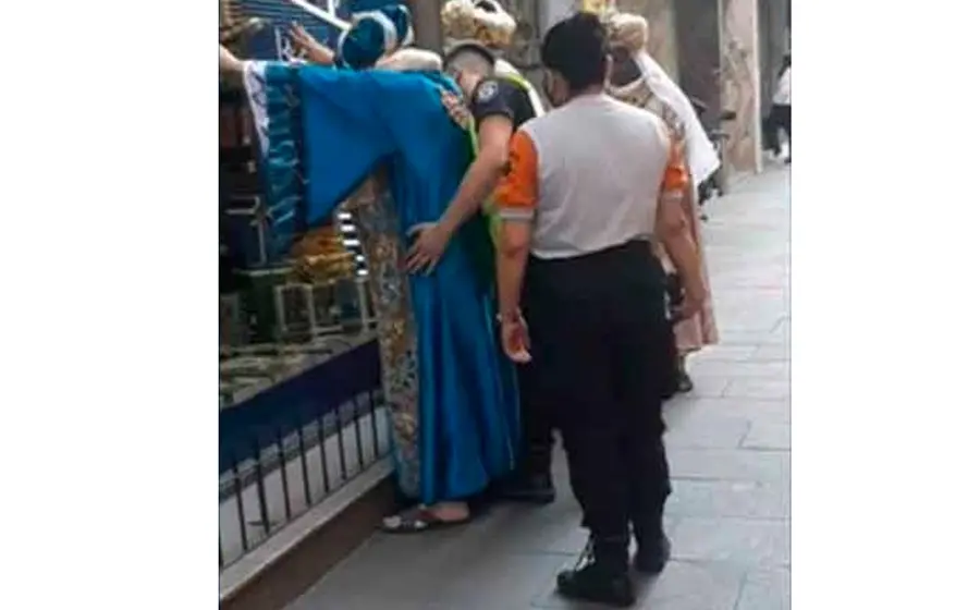 Un video muestra el momento en que la policía detiene y revisa a los Reyes Magos.