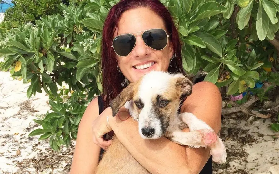 mujer-sosteniendo-a-un-perro