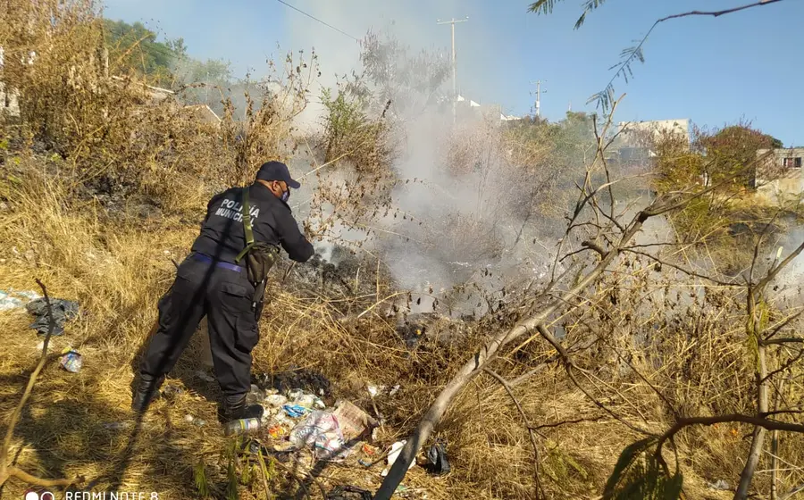 policia-apagando-el-fuego