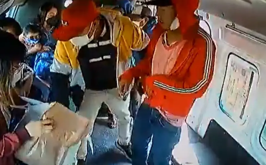 Asaltantes desvalijan a pasajeras.