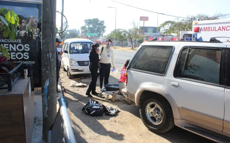 personas-auxiliando-a-mujer-atropellada