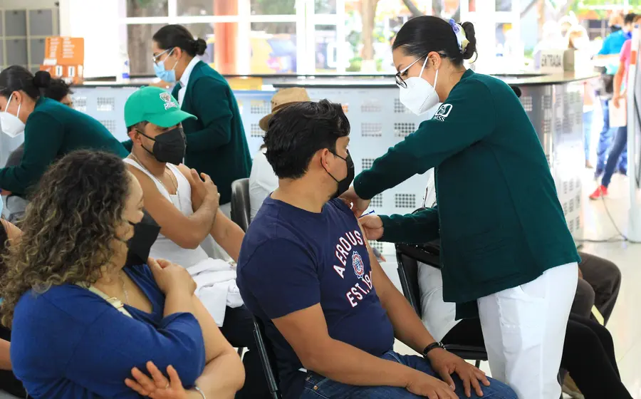 Personal médico vacunando