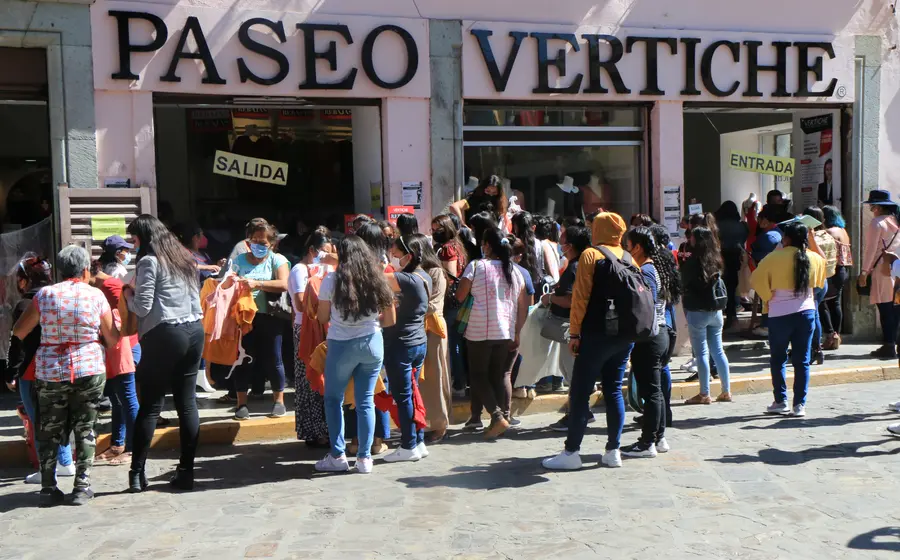 Personas aglomeradas en tienda