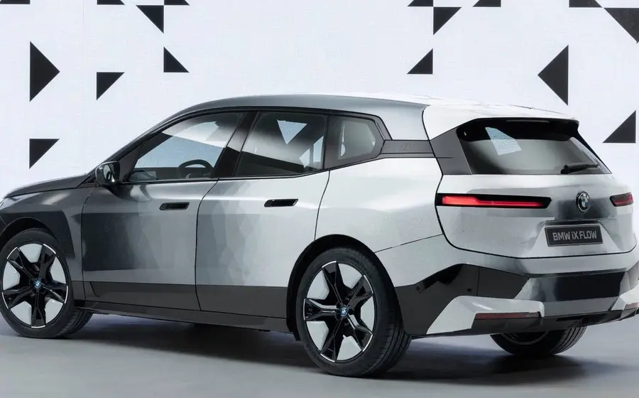 El auto está dotado de tecnología E Ink y se vale de la digitalización para adaptar el exterior del vehículo a diferentes situaciones y deseos.
