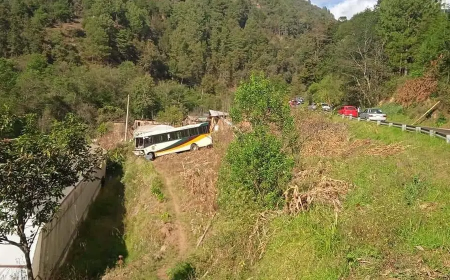 autobus-en-medio-de-campo