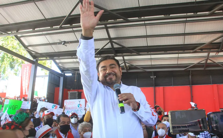 alejandro-aviles-saludando