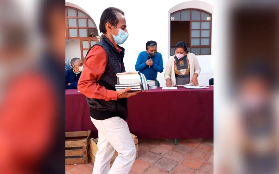 adulto-mayor-con-libros