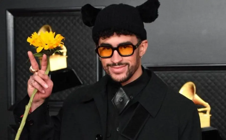 bad-bunny-con-gorro-y-girasol