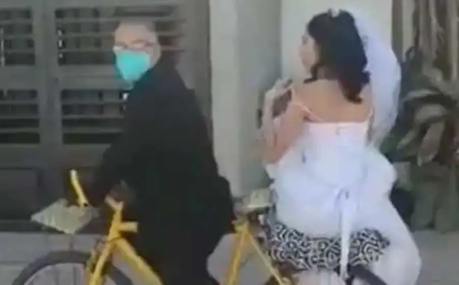 Novia en bicicleta.