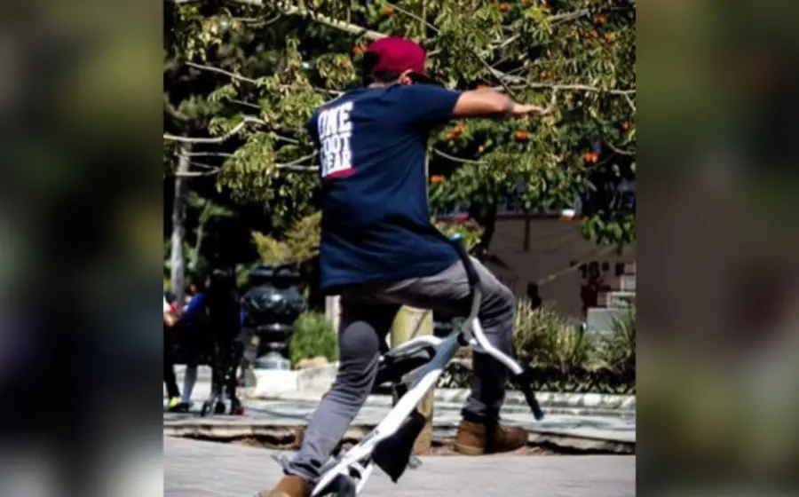 joven-haciendo-acrobacia-en-bici