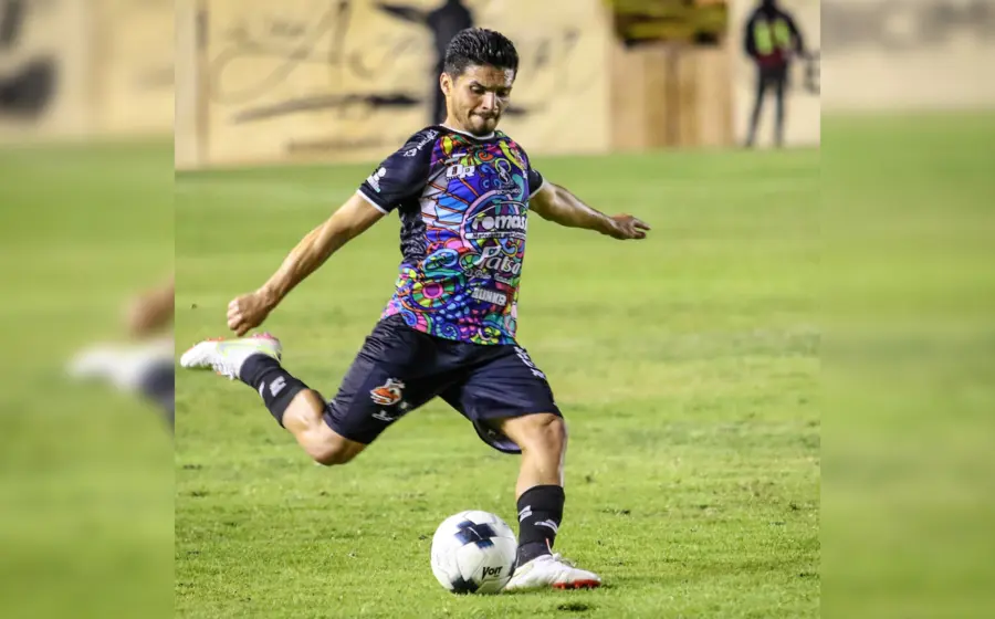 jugador-de-alebrijes-pateando-balon