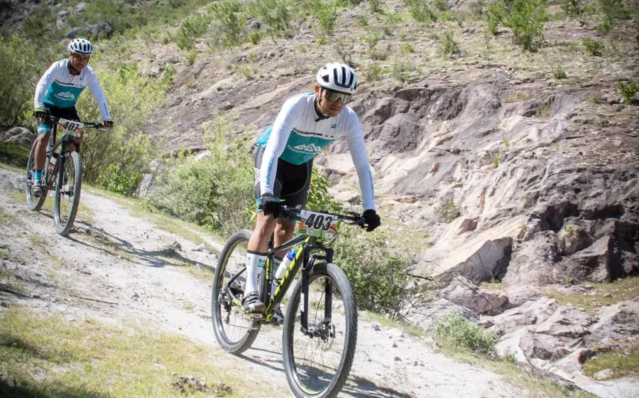 ciclista-recorriendo-montaña