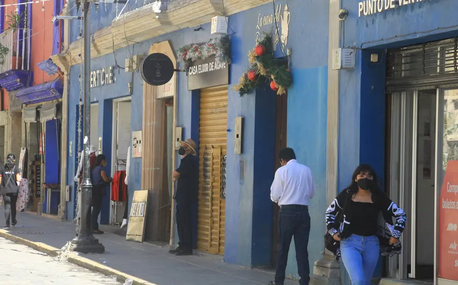 gente-caminando-calle-de-oaxaca