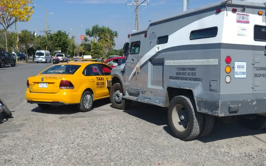 colicion-entre-taxista-y-camioneta
