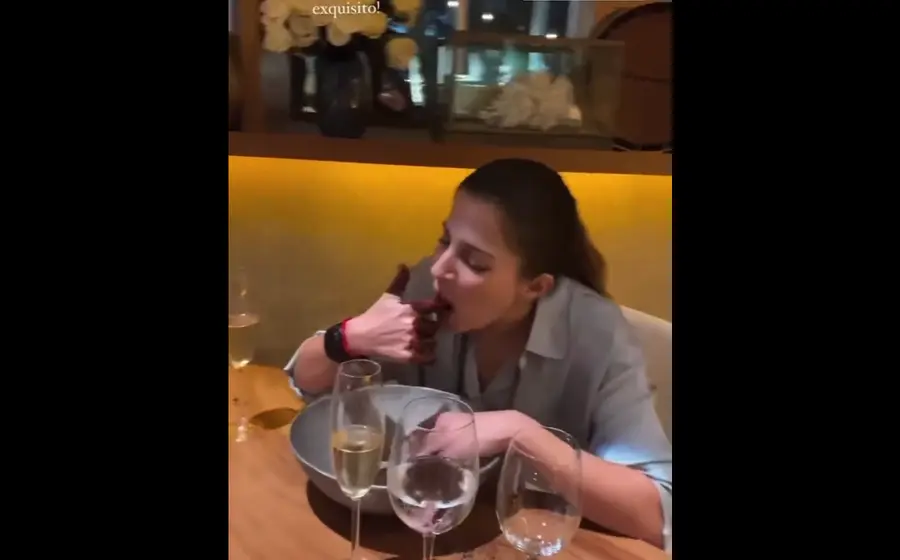 mujer_come_chocolate_liquido