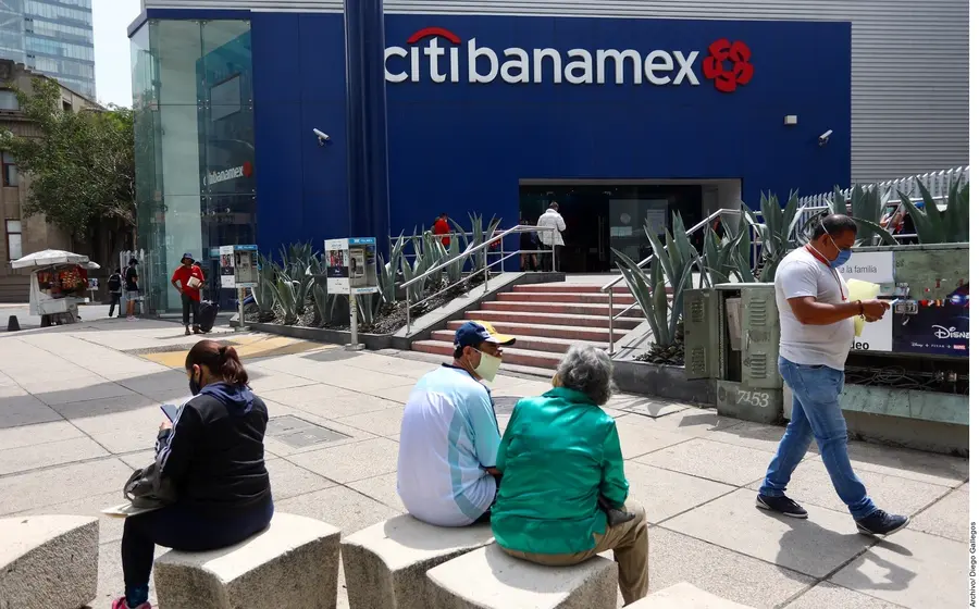 Gente a las afueras del banco.