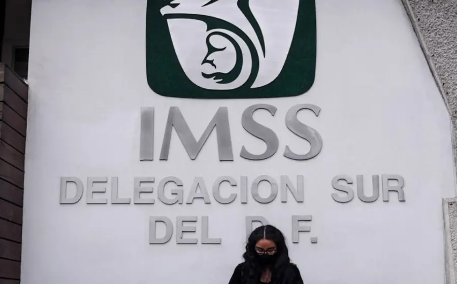 mujer-y-logo-del-imss