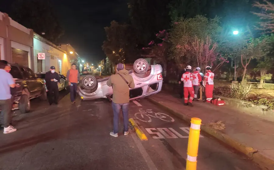 camioneta-volcada-sobre-ciclovia