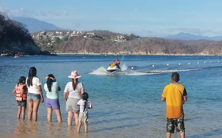 turistas-playa-moto-acuatica
