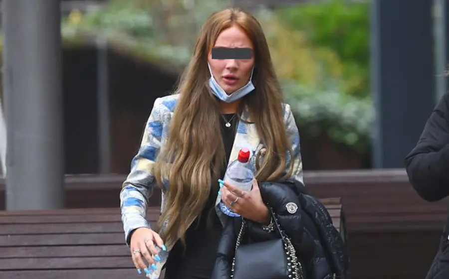 Courtney Ireland-Ainsworth sostuvo una relación de dos años con Louis Jolly, pero rompieron en 2019 y desde entonces comenzaron los problemas.