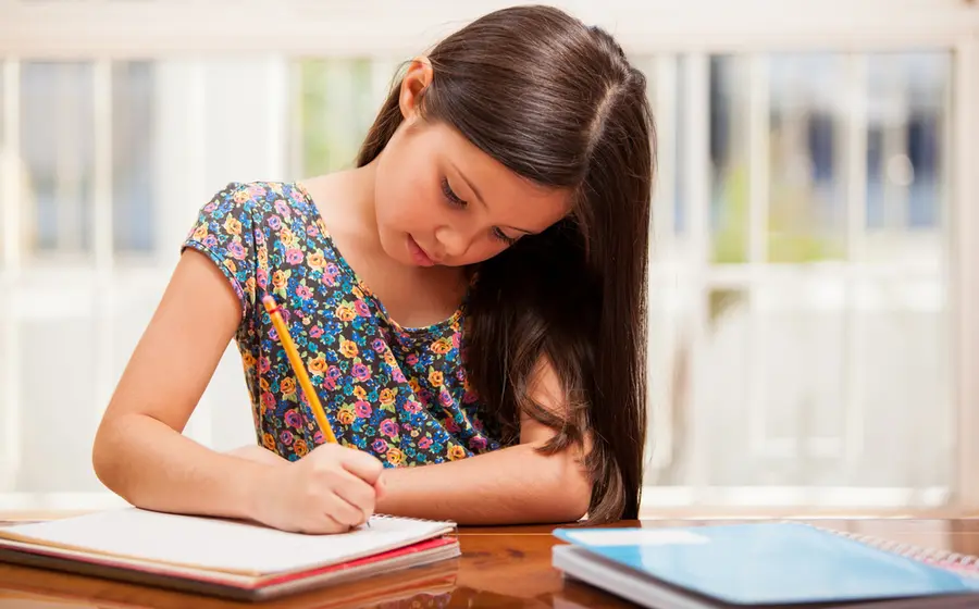 niña-escribiendo