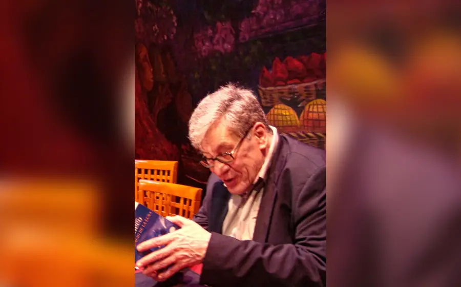 el-papa-leyendo