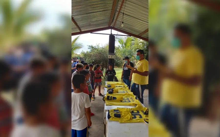 niños-recibiendo-uniforme