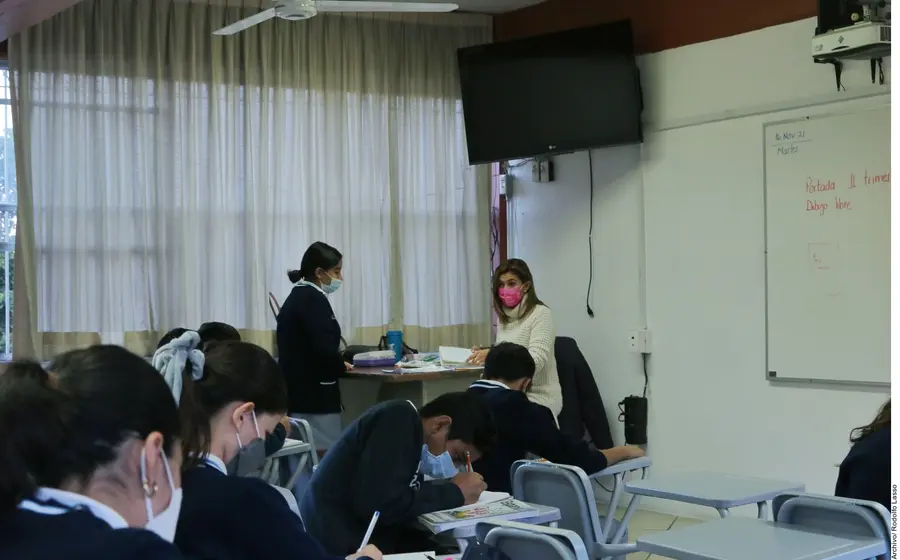 maestra-y-jovenes-en-clase