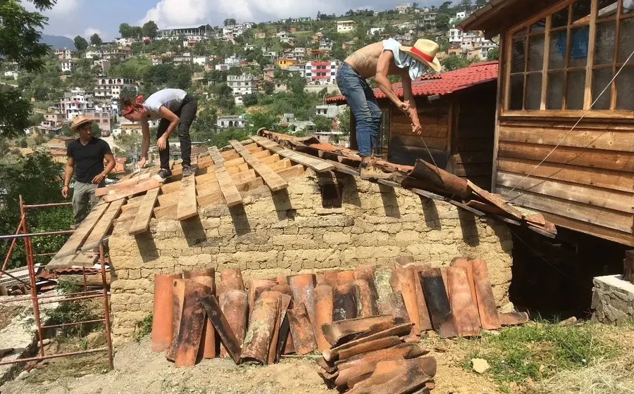 casa-de-ladrillo-y-trabajadores