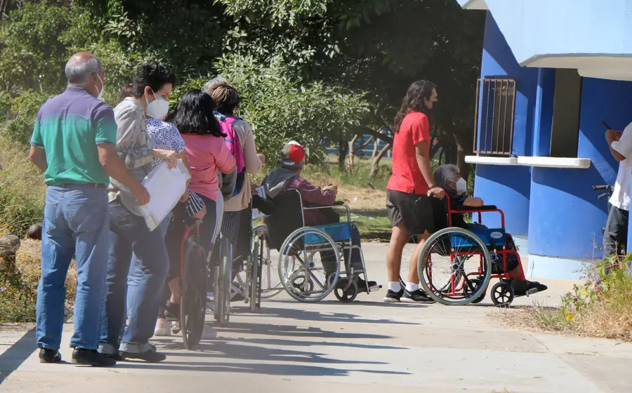 Fila para vacuna 