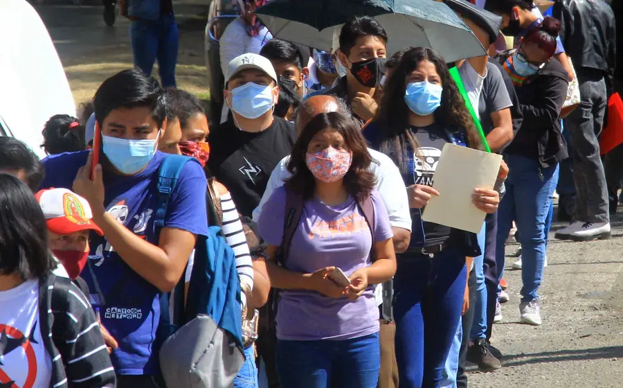 adolescentes-hacen-fila-para-vacunarse-en-oaxaca 