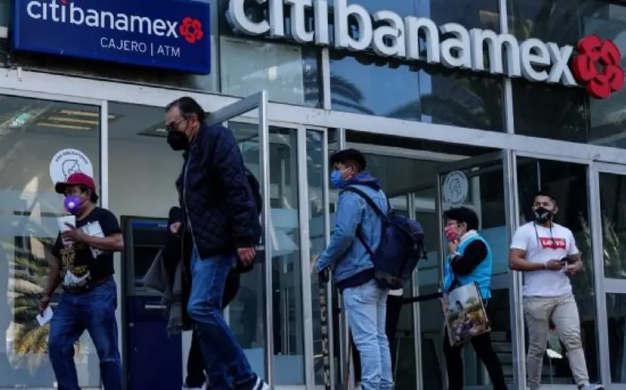 personas_afuera_de_banamex