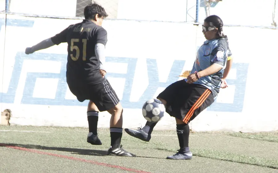 dos-personas-juegan-futbol 