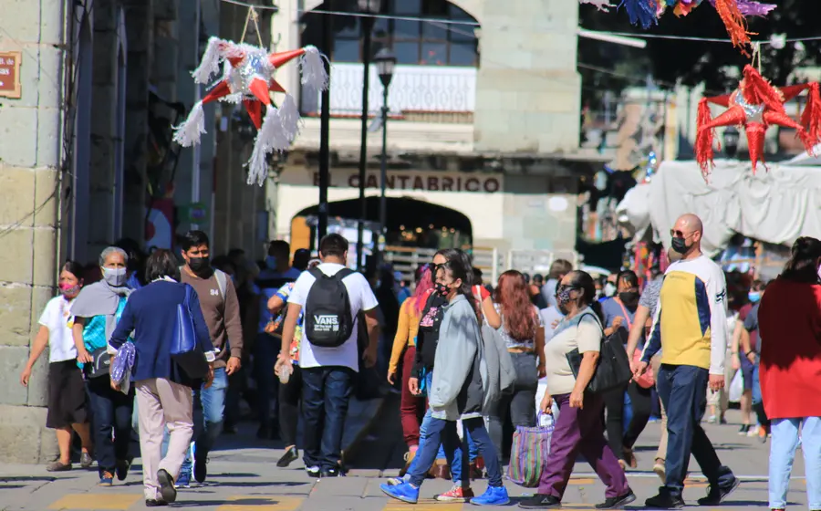 Gente con cubrebocas caminando.