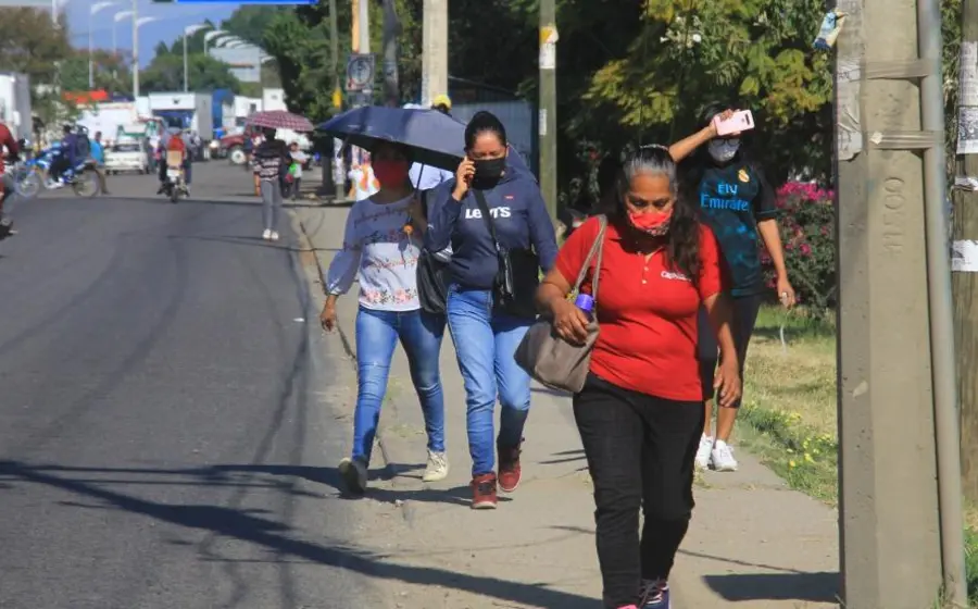 personas-caminando-por-bloqueos