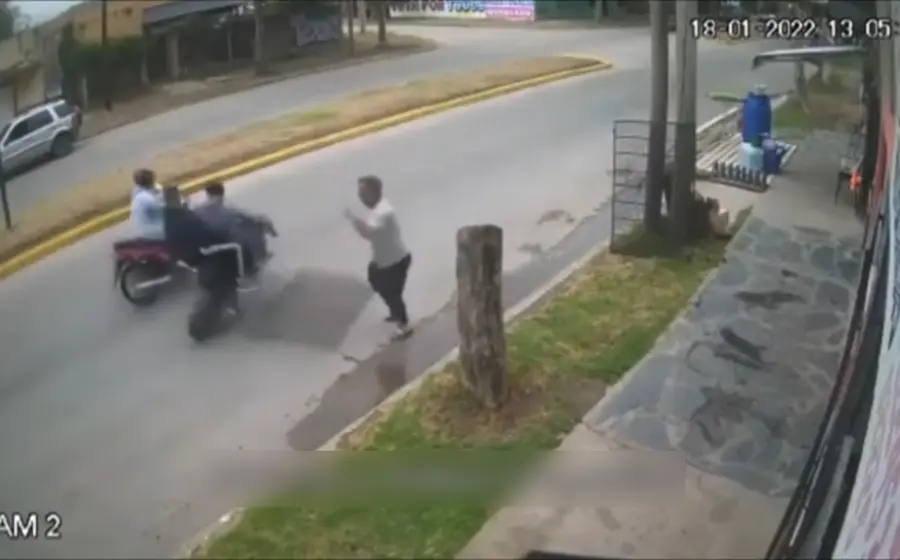 hombre-lanzando-reja-a-motociclistas