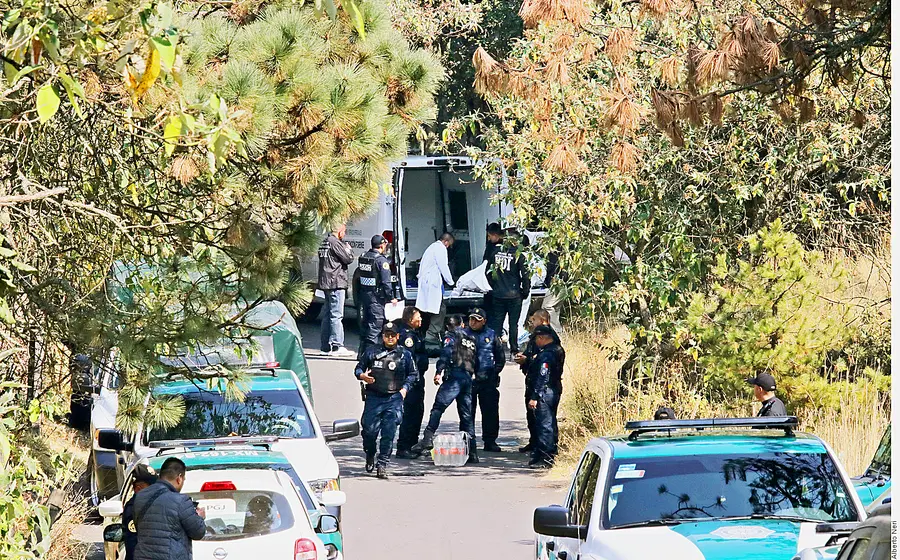 Al menos una veintena de policías acordonó la escena del crimen.