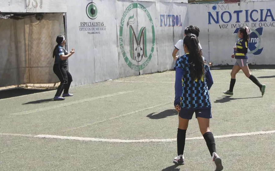 mujeres-jugando-futbol