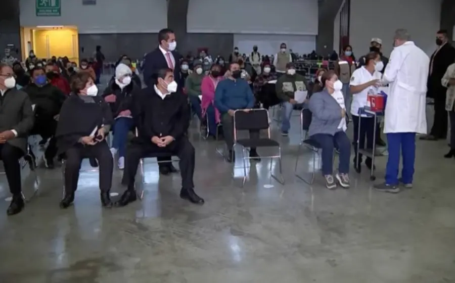 Maestros siendo vacunados
