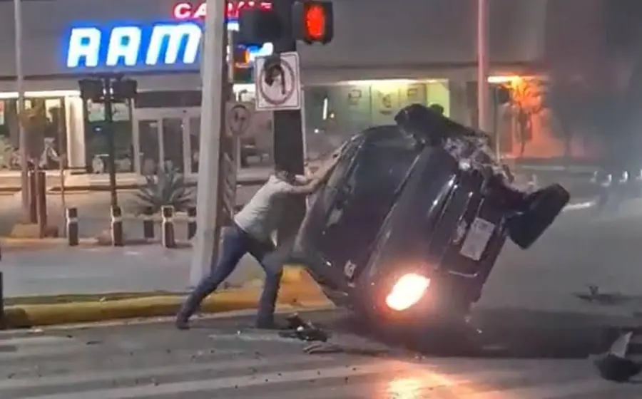 Las imágenes muestran al conductor que empuja su propio vehículo que permanece de costado.