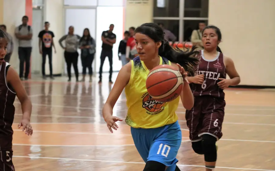 Jugadora en liga de baloncesto