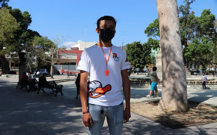 joven-instructor-patinaje