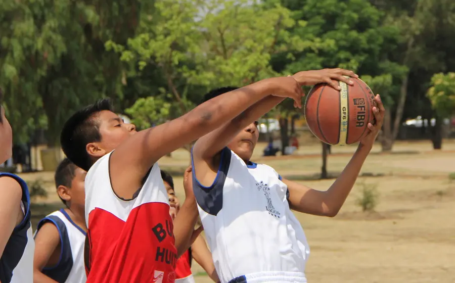Niños jugando basquetbol