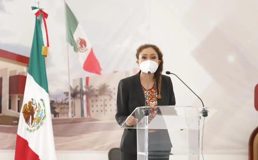mujer-en-conferencia-de-prensa