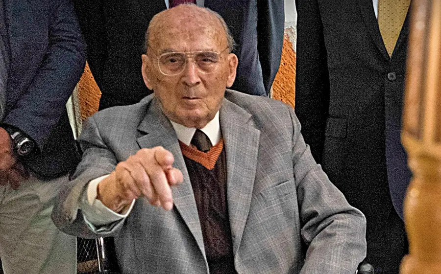luis-echeverria-señalando