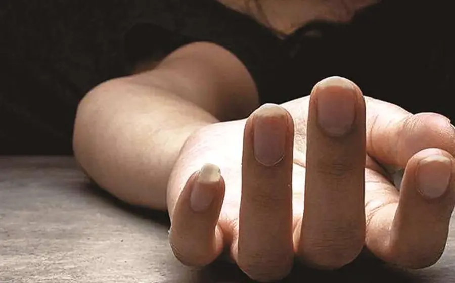mano de mujer en suelo